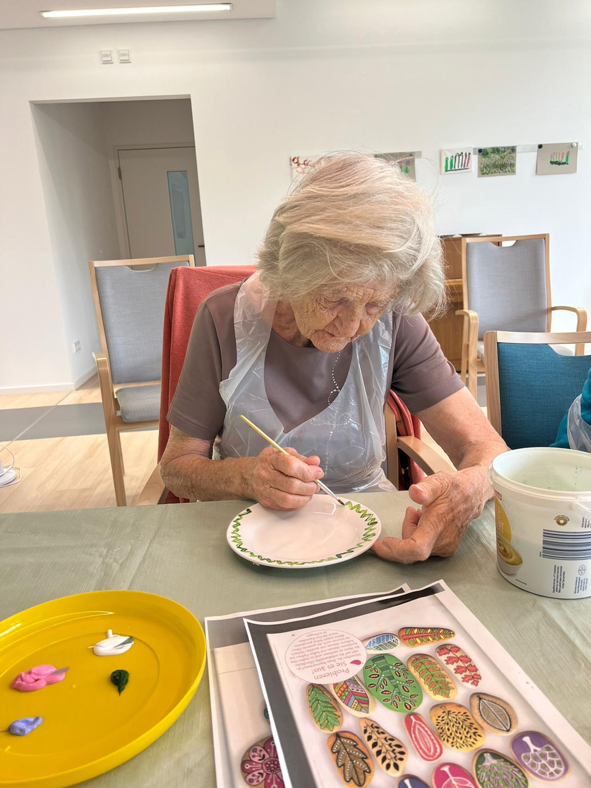 alte Dame am Basteln