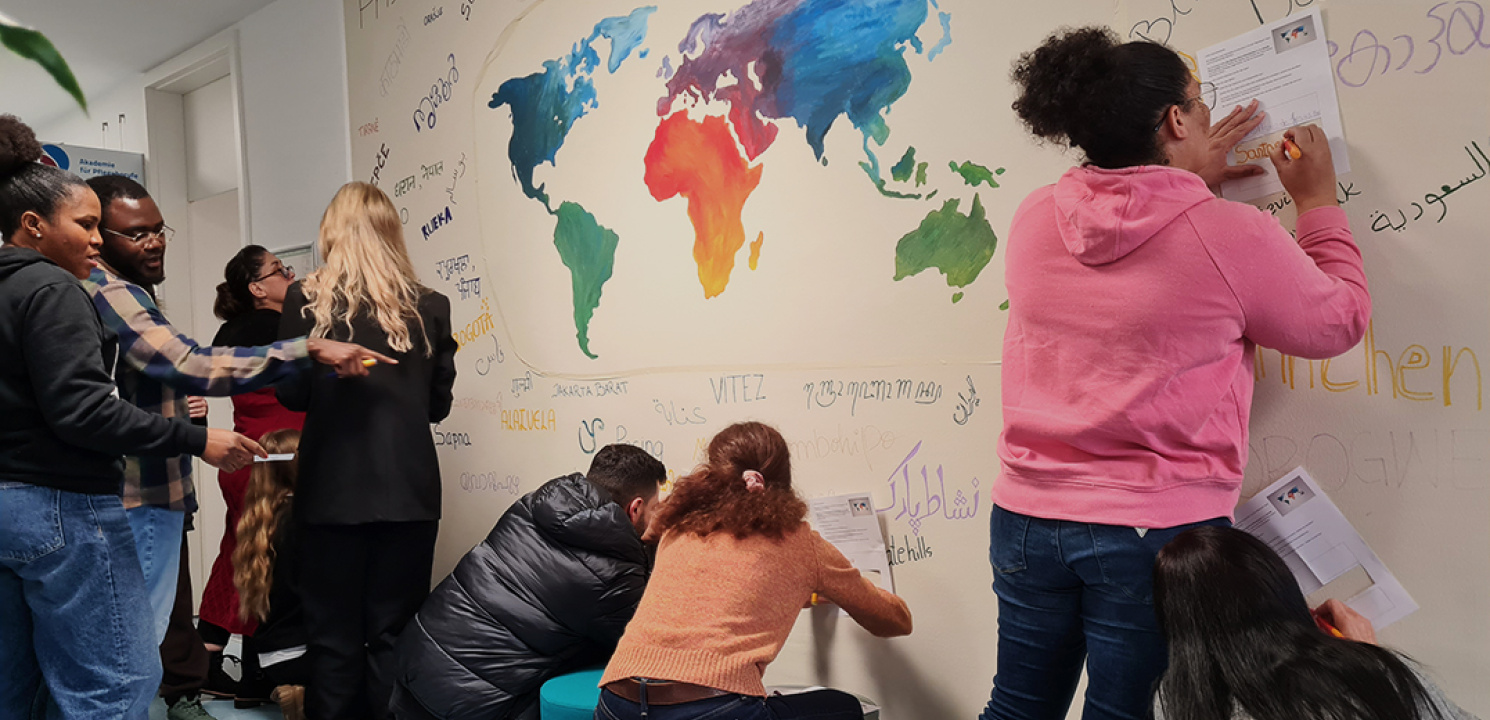 Auszubildende zeigen Geburtsort auf